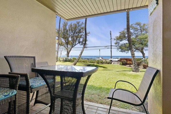 Outdoor dining - Perch - Kamaole Beach Club: Oceanview upgraded one bedroom, walk to beach (Kihei)