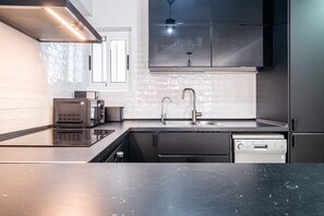 Frigorífico, microondas, horno y placa de cocina