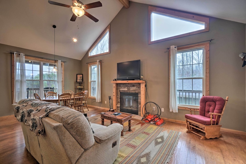 Sevierville Cabin W/ Lake Views & Wraparound Porch - Sevierville, TN