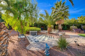 Property grounds - Secluded Entertainers Dream Compound Near the Strip with Pool (Las vegas)