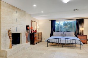 7 slaapkamers, een bureau, een strijkplank/strijkijzer, reisbedje