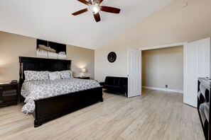 7 bedrooms, desk, iron/ironing board, travel cot - Secluded Entertainers Dream Compound Near the Strip with Pool (Las vegas)