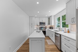 Refrigerador, microondas, horno, placa de cocina