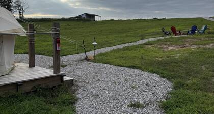 10 Point Landing - 10 Point Landing Glamping with Queen Bed & Bath