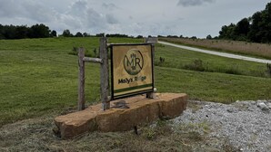 Señal de Molly's Ridge con logotipo y flecha direccional.