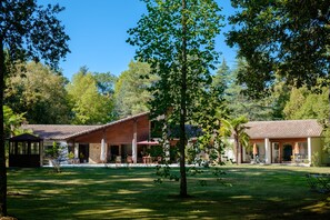 Vista frontal de la propiedad