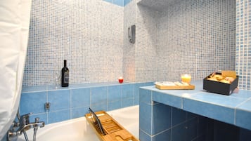 Comfort Double Room | Bathroom | Free toiletries, hair dryer, bidet, towels