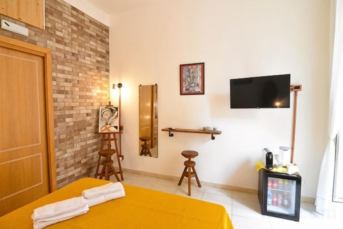 Minibar, in-room safe, WiFi (free), bed sheets