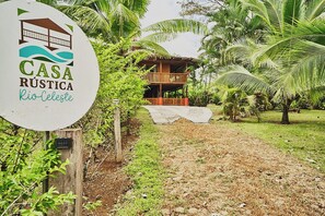 Property grounds - Río Celeste Rustic House located on a farm and surrounded by nature (Guatuso)