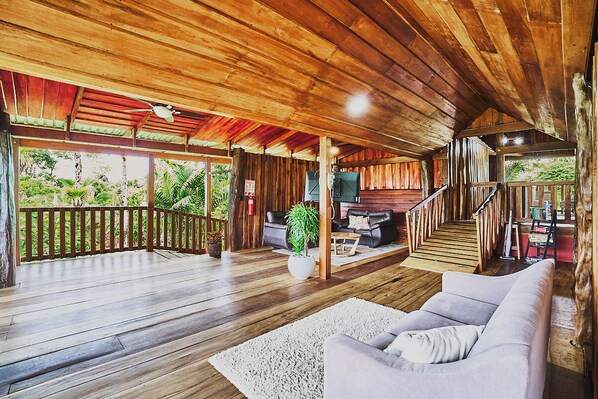 Property grounds - Río Celeste Rustic House located on a farm and surrounded by nature (Guatuso)