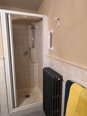 Hair dryer, towels, toilet paper - Converted Barn in Garfagnana with views of Apuan Alps (Barga)