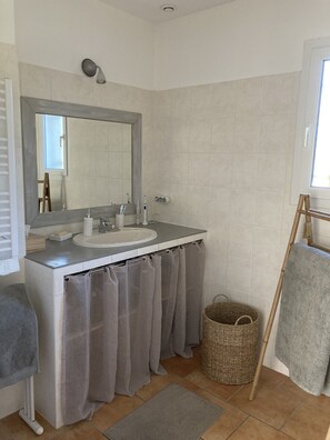 Dusche, Haartrockner, Handtücher, Toilettenpapier