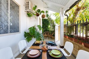 Outdoor dining - Villetta Velia by BarbarHouse (Torre Lapillo)