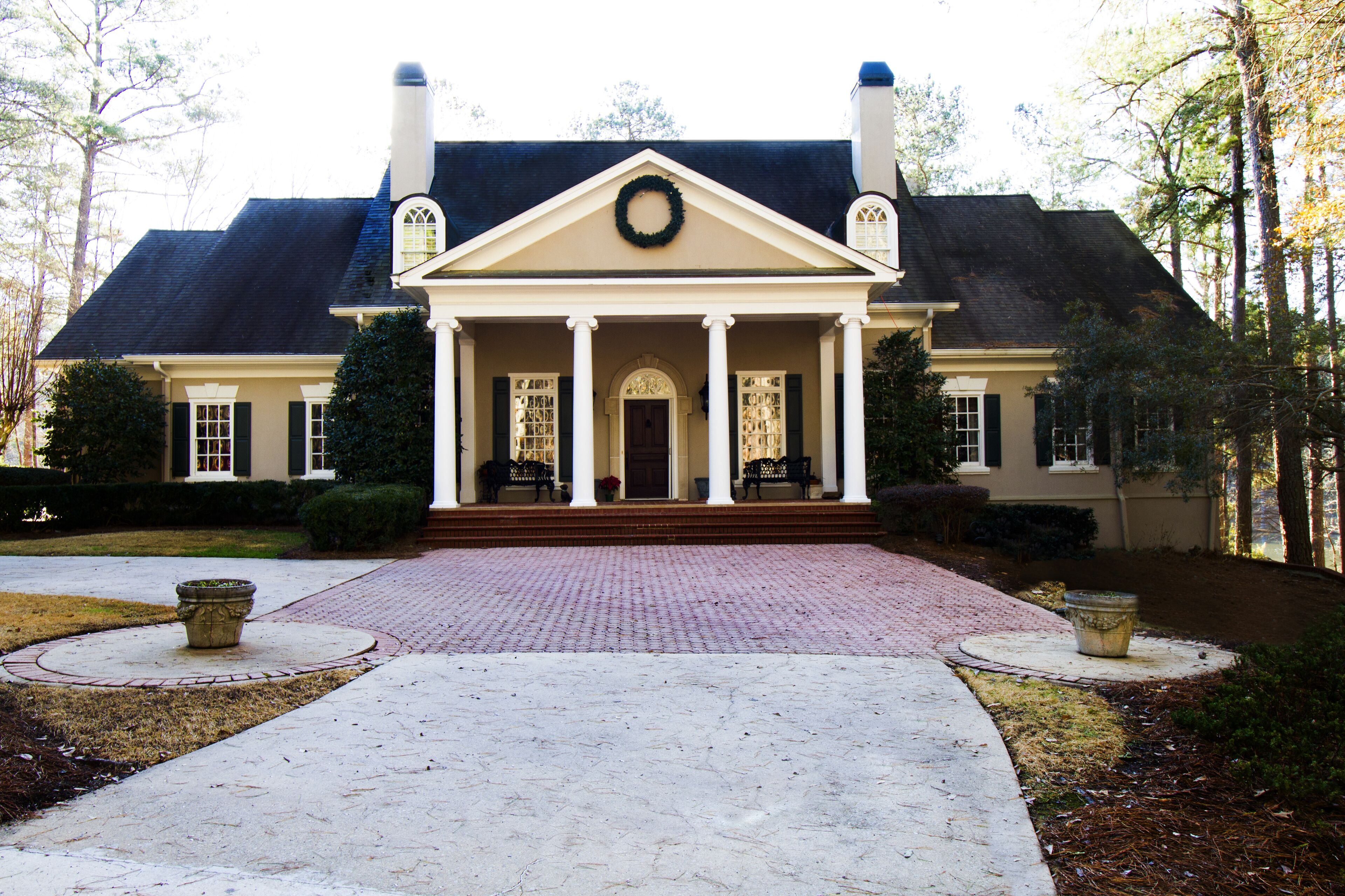 Perfect Home in Reynolds, for Corporate Masters Golf Trips. Great mancave!