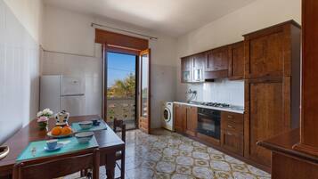 Kühlschrank, Herdplatte, Kochgeschirr/Geschirr/Besteck