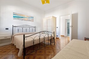 2 quartos, ferros/tábuas de passar roupa