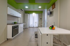 Køleskab, køkkentøj/tallerkener/redskaber