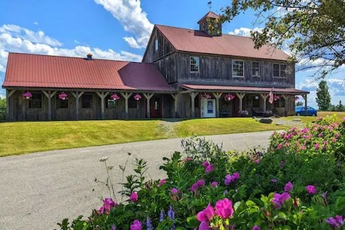 Peaceful, Spacious Lodge with Golf & Sunset Views