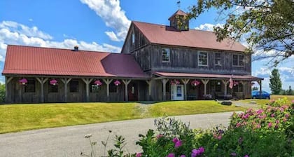 Peaceful, Spacious Lodge with Golf & Sunset Views