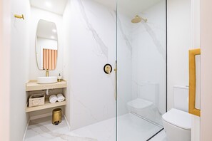 Shower, hair dryer, towels