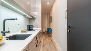Fridge, coffee/tea maker, electric kettle, highchair