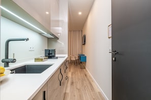 Fridge, stovetop, coffee/tea maker, high chair