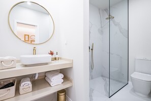 Shower, hair dryer, towels
