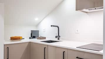 Fridge, coffee/tea maker, electric kettle, highchair