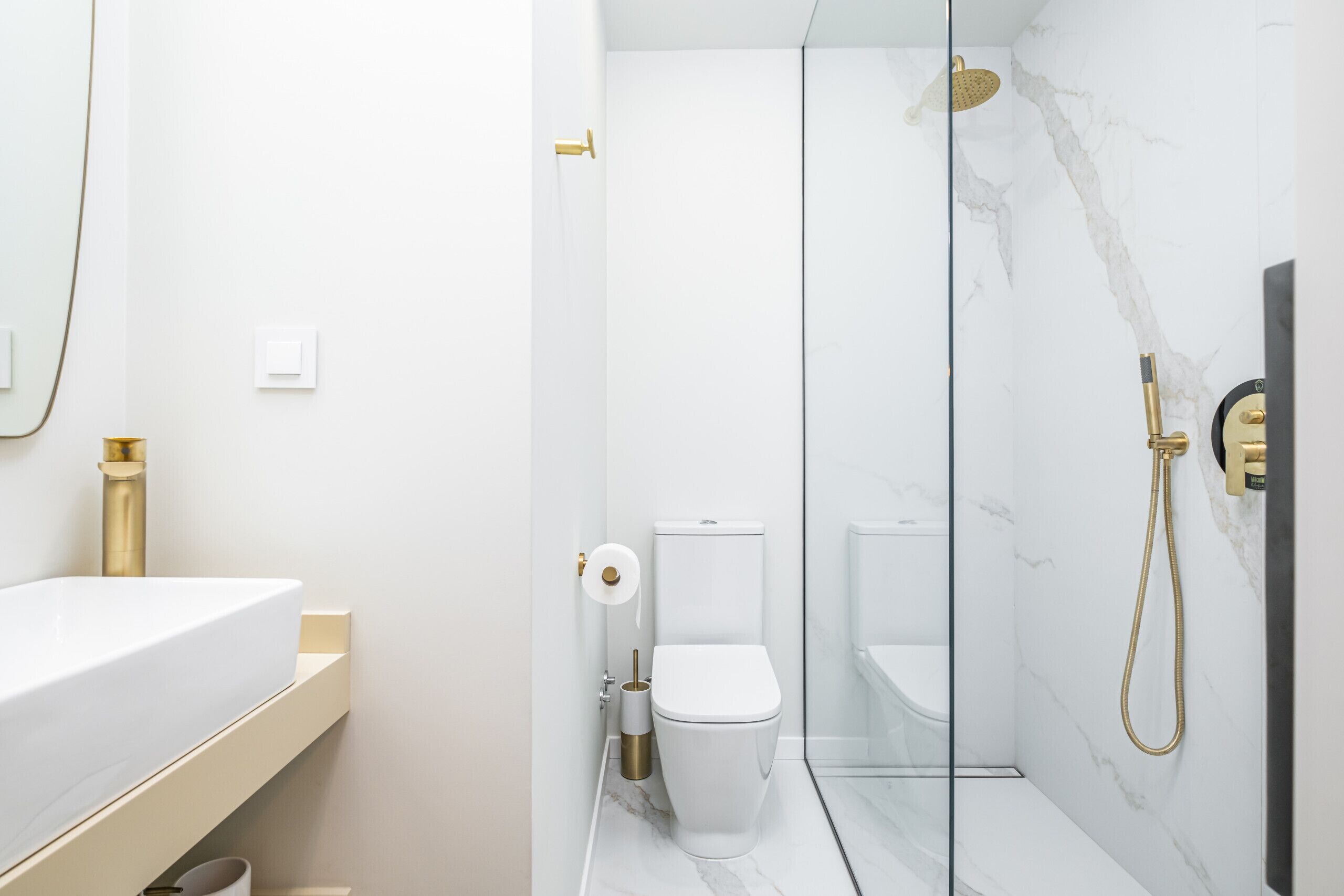 Suihku, hiustenkuivaaja, pyyhkeet, saippua