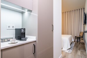 1 habitación, tabla de planchar con plancha y cuna de viaje 