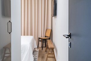 1 habitación, tabla de planchar con plancha y cuna de viaje 