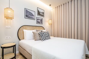 1 habitación, tabla de planchar con plancha y cuna de viaje 