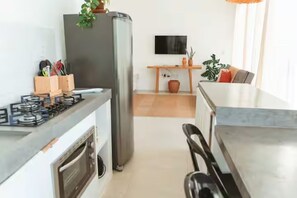 Frigorifero, microonde, forno, piano cottura