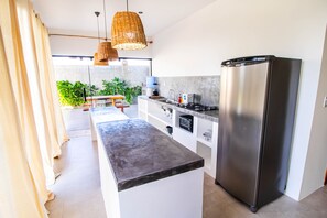 Frigorifero, forno, piano cottura, macchina per tè/caffè