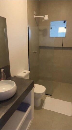 Regadera, amenidades de baño gratuitas, secadora de cabello, toallas 