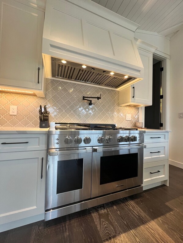 Køleskab, mikrobølgeovn, ovn, kogeplade