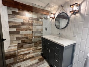 Douche, serviettes fournies, papier toilette