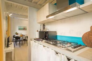 Réfrigérateur, micro-ondes, plaque de cuisson, lave-vaisselle