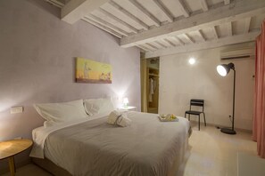 1 habitación, tabla de planchar con plancha y cuna de viaje 