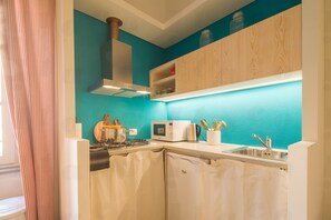 Fridge, microwave, stovetop, coffee/tea maker - Apartment in Lucca with 2 bedrooms sleeps 4 (Lucca)