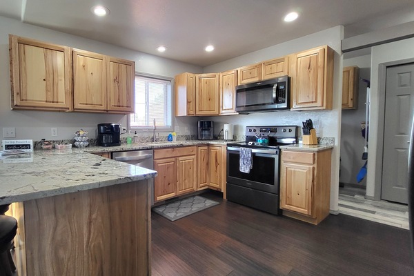 Geladeira, micro-ondas, fogão, cooktop