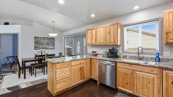 Kylskåp, mikrovågsugn, ugn och spishäll