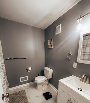 Bathroom - Cozy home located 1 mile for Johns Hopkins and Inner Harbor (Baltimore)