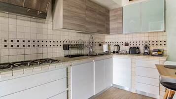 Een koelkast, een magnetron, een oven, een kookplaat