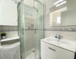 Shower, towels