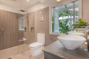 Badewanne, Haartrockner, Handtücher