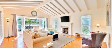 Smart-TV, Tischfußball, Bücher