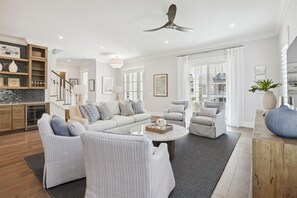 Smart TV, futbolito y tenis de mesa 