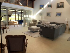 Een televisie, een dvd-speler en boeken