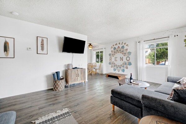 Smart-tv, dvd-spelare och böcker